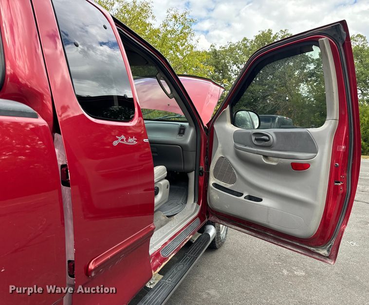 image for item EH7035 2003 Ford F150 Lariat SuperCab pickup truck