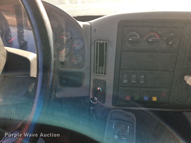 image for item EI8377 2008 International  7400 refuse truck