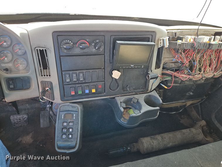 image for item EI8377 2008 International  7400 refuse truck