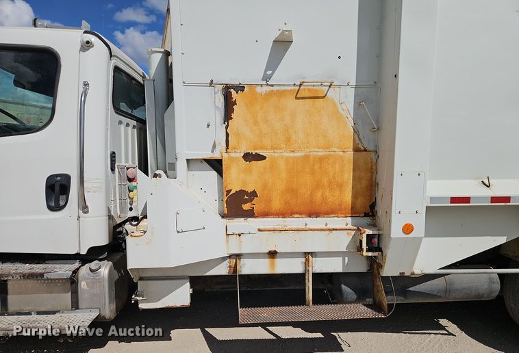image for item EI8379 2005 Freightliner  M2 refuse truck