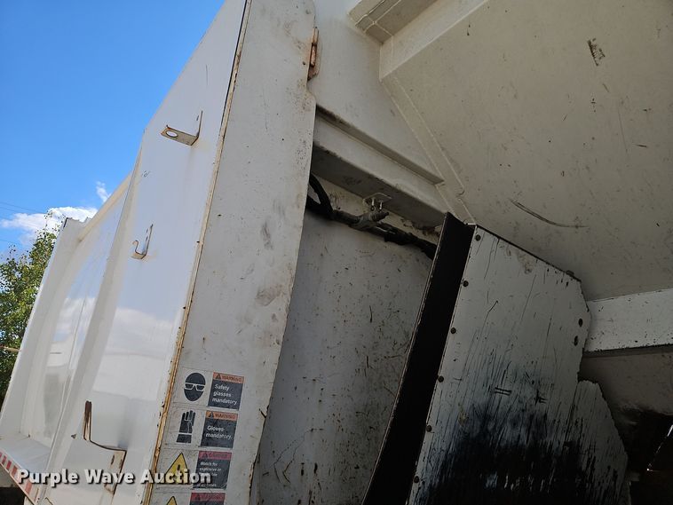 image for item EI8379 2005 Freightliner  M2 refuse truck