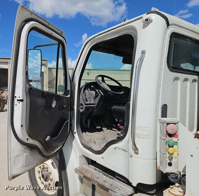 image for item EI8379 2005 Freightliner  M2 refuse truck