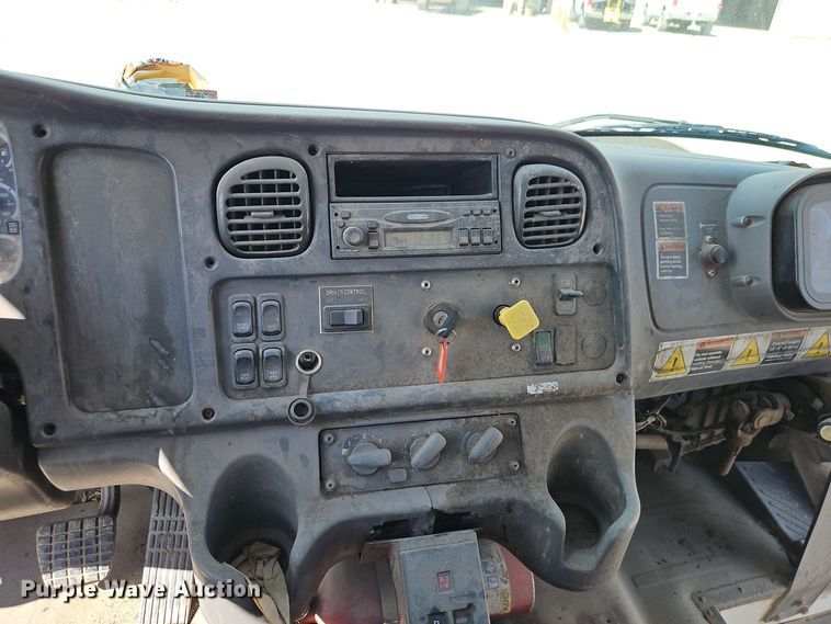 image for item EI8379 2005 Freightliner  M2 refuse truck