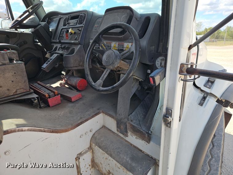 image for item EI8379 2005 Freightliner  M2 refuse truck