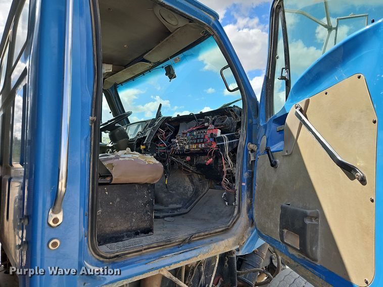 image for item EI8380 2006 Sterling  L9500 refuse truck