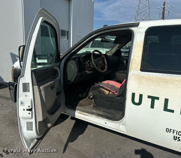 image for item EJ8977 2013 Chevrolet  Silverado 3500 Crew Cab dump bed pickup truck