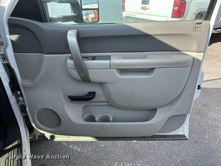 image for item EJ8977 2013 Chevrolet  Silverado 3500 Crew Cab dump bed pickup truck