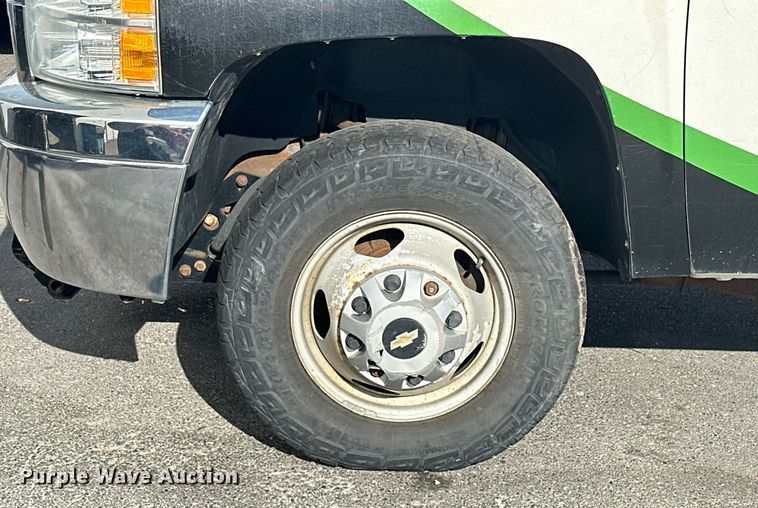 image for item EJ8977 2013 Chevrolet  Silverado 3500 Crew Cab dump bed pickup truck