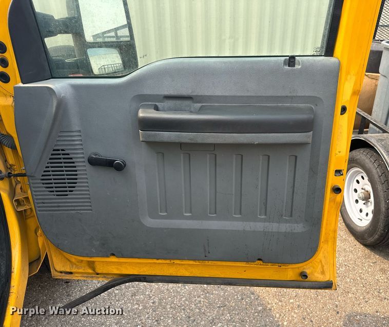 image for item EJ8979 2013 Ford F250 Super Duty utility bed pickup truck