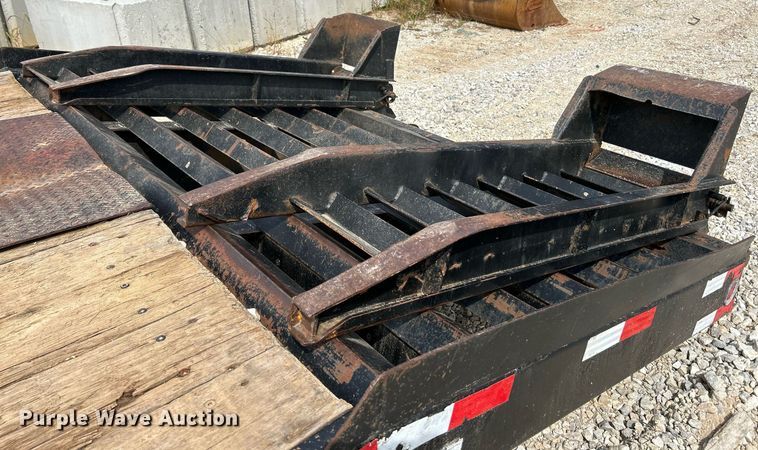 image for item EK3328 2005 Towmaster T-30 equipment trailer