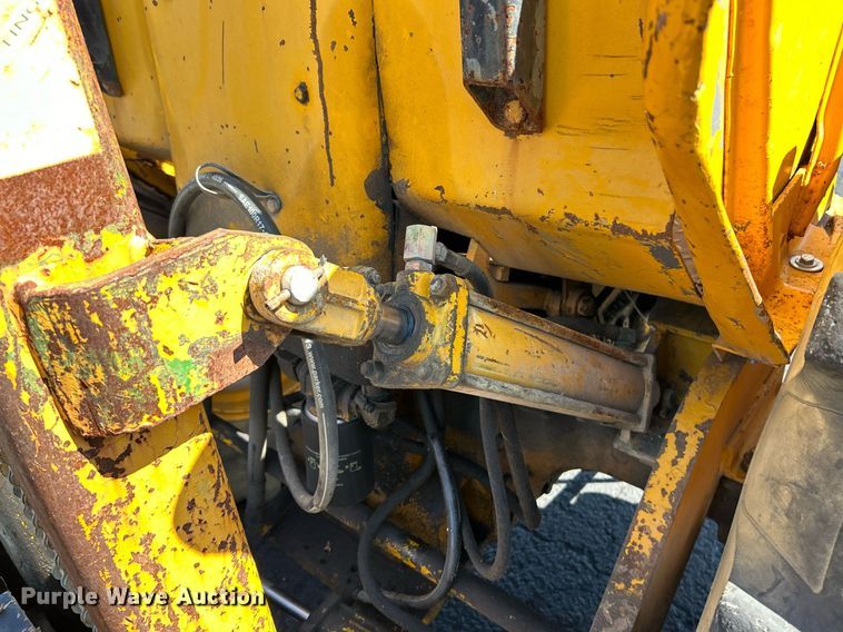 image for item EK3370 1972 John Deere 380 forklift