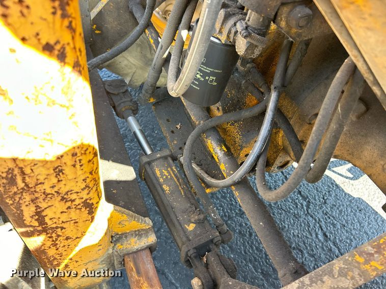 image for item EK3370 1972 John Deere 380 forklift