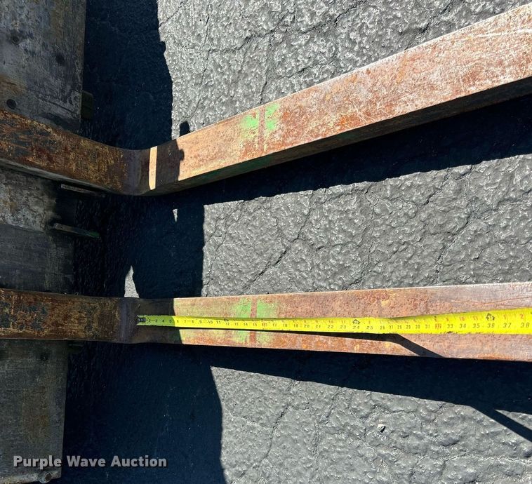 image for item EK3370 1972 John Deere 380 forklift