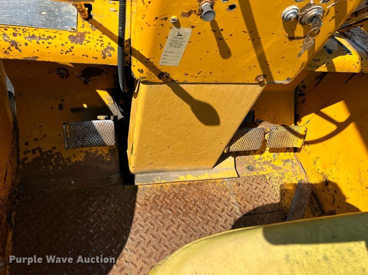 image for item EK3370 1972 John Deere 380 forklift