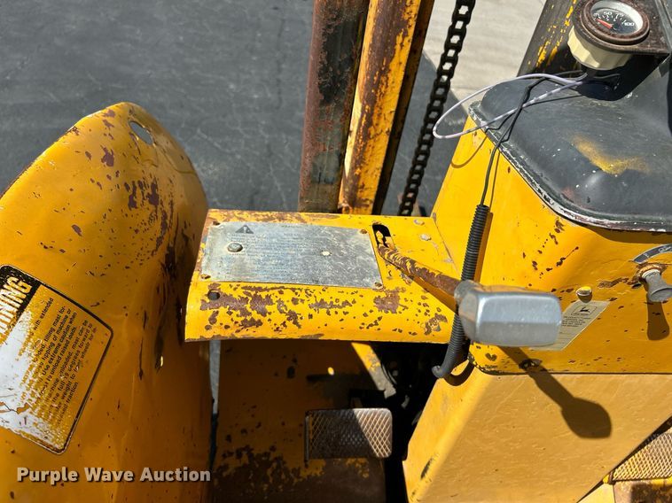 image for item EK3370 1972 John Deere 380 forklift