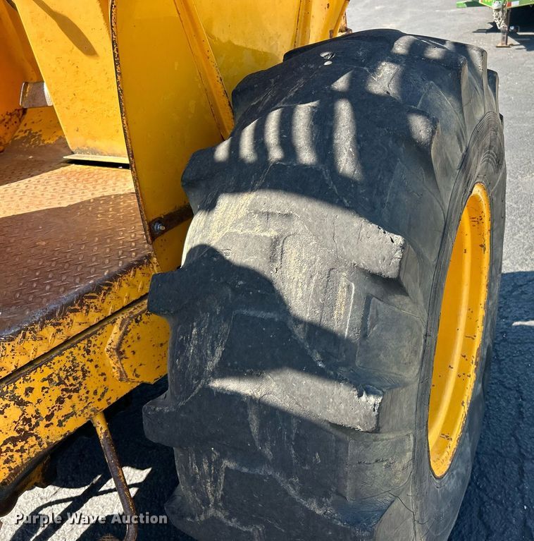 image for item EK3370 1972 John Deere 380 forklift