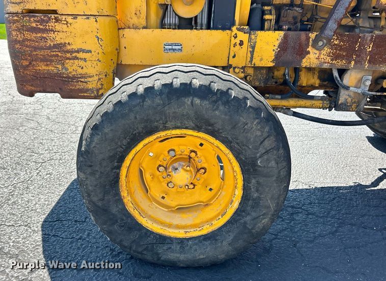 image for item EK3370 1972 John Deere 380 forklift