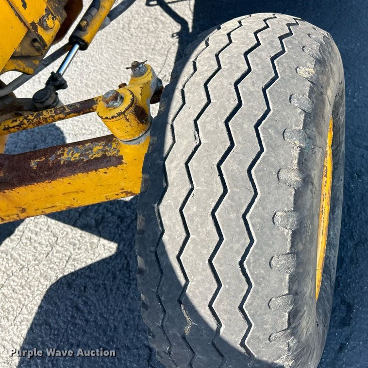 image for item EK3370 1972 John Deere 380 forklift