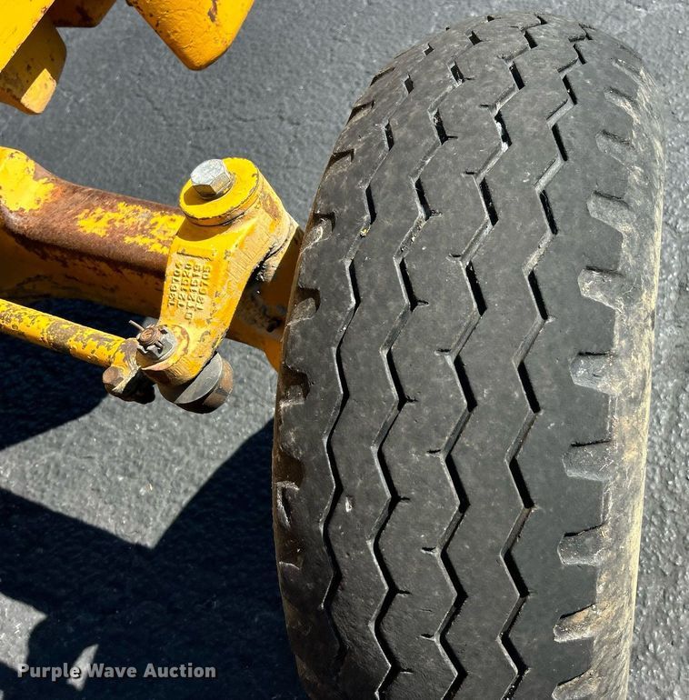 image for item EK3370 1972 John Deere 380 forklift