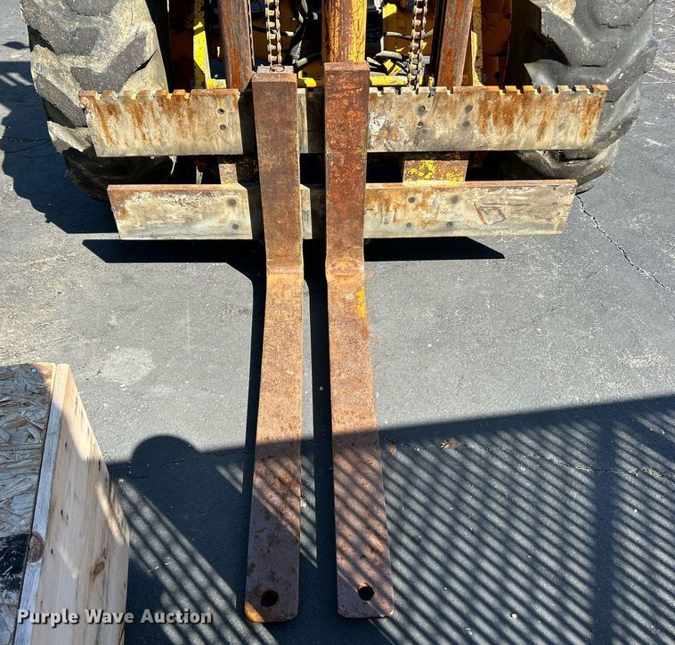 image for item EK3372 1979 John Deere 480-B forklift