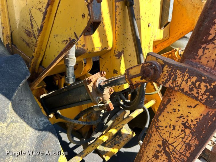 image for item EK3372 1979 John Deere 480-B forklift