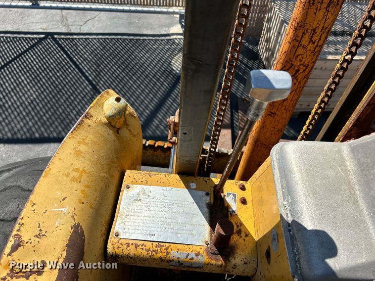 image for item EK3372 1979 John Deere 480-B forklift