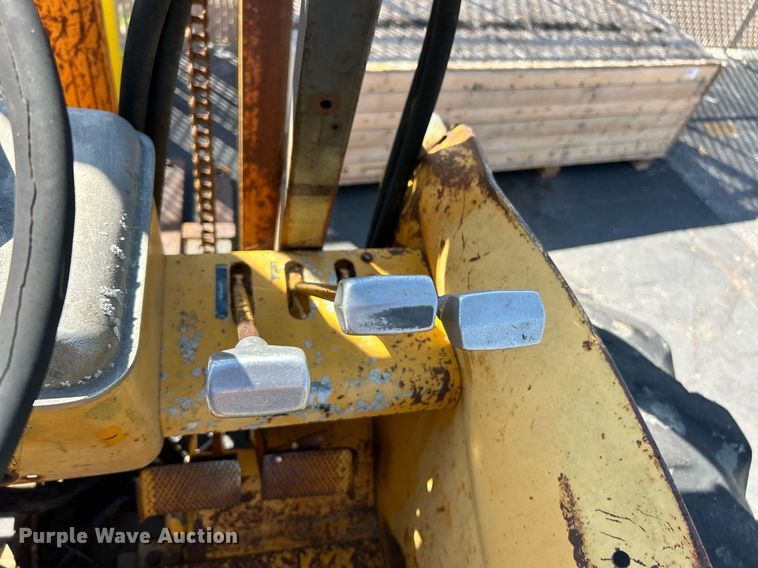 image for item EK3372 1979 John Deere 480-B forklift