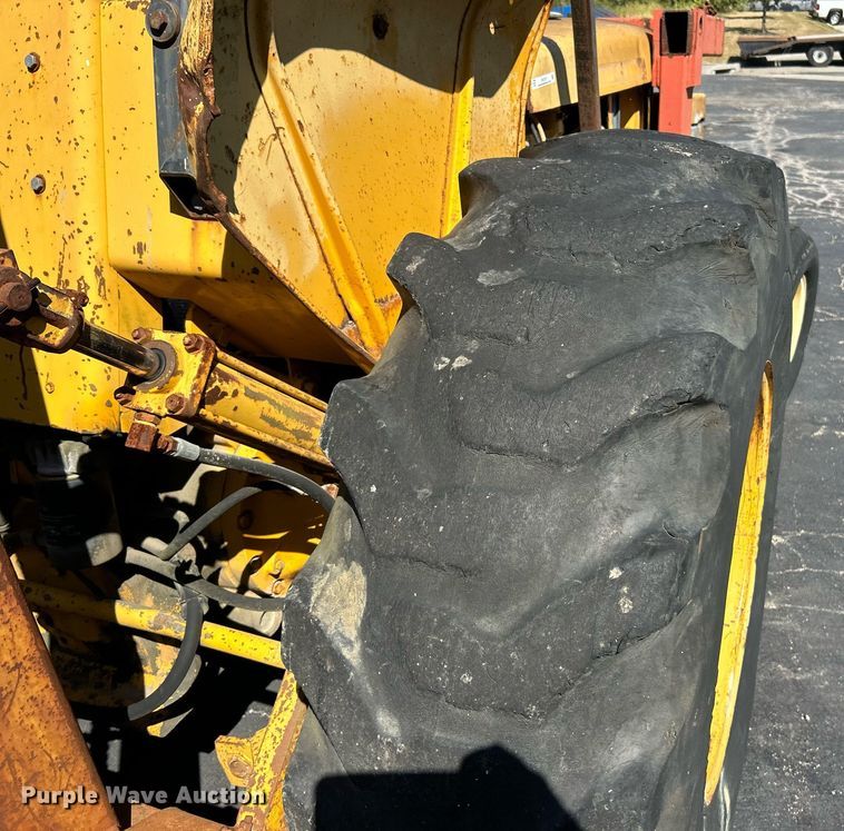 image for item EK3372 1979 John Deere 480-B forklift