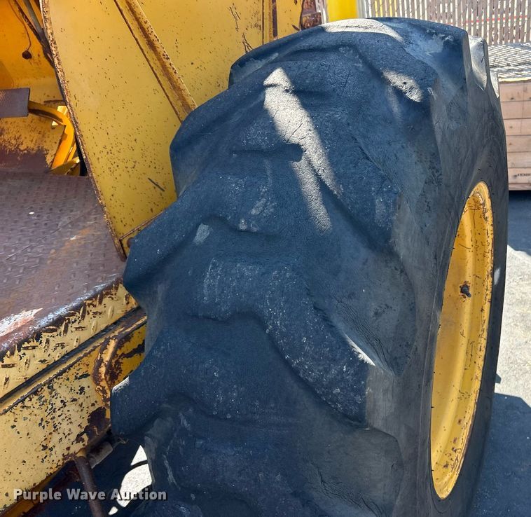 image for item EK3372 1979 John Deere 480-B forklift