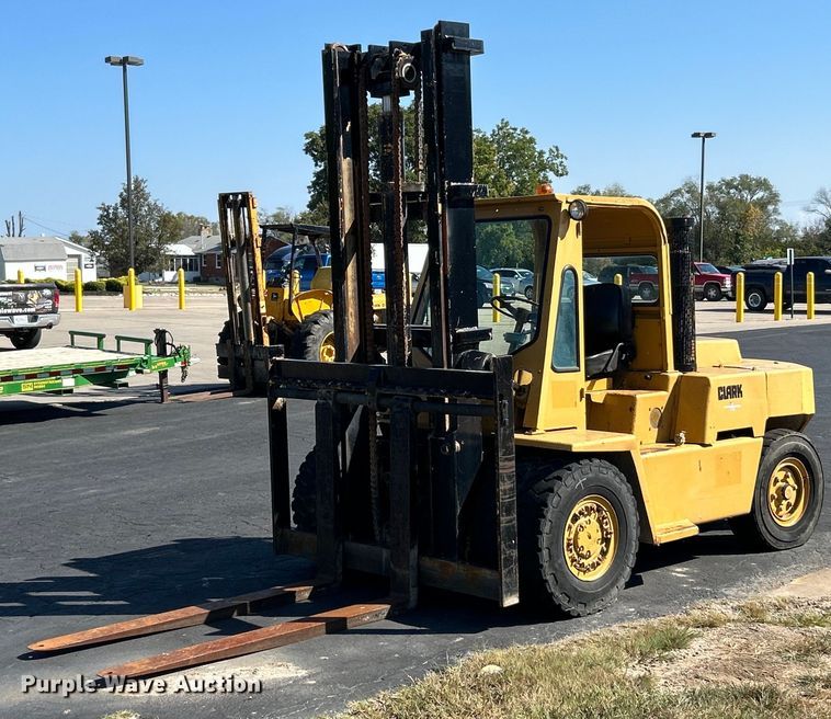 image for item EK3373 Clark forklift