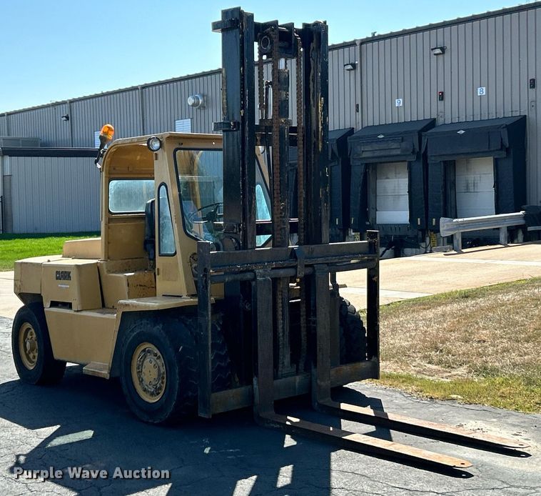image for item EK3373 Clark forklift