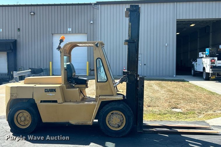 image for item EK3373 Clark forklift