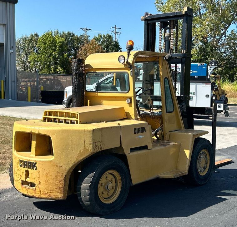 image for item EK3373 Clark forklift
