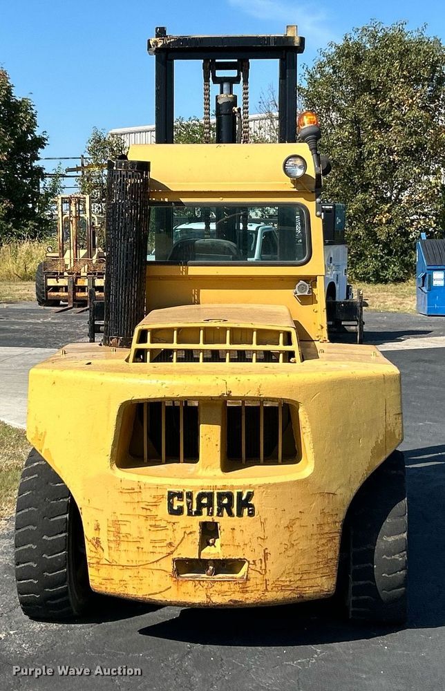 image for item EK3373 Clark forklift
