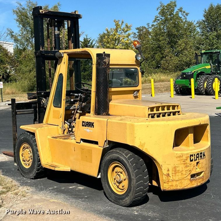 image for item EK3373 Clark forklift