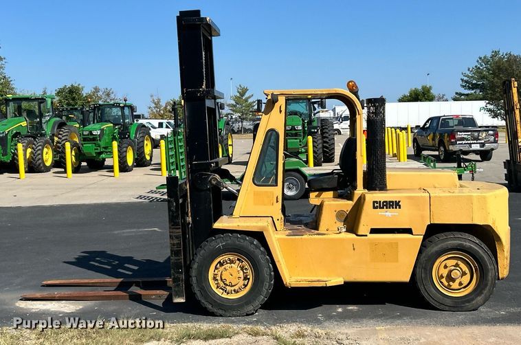 image for item EK3373 Clark forklift