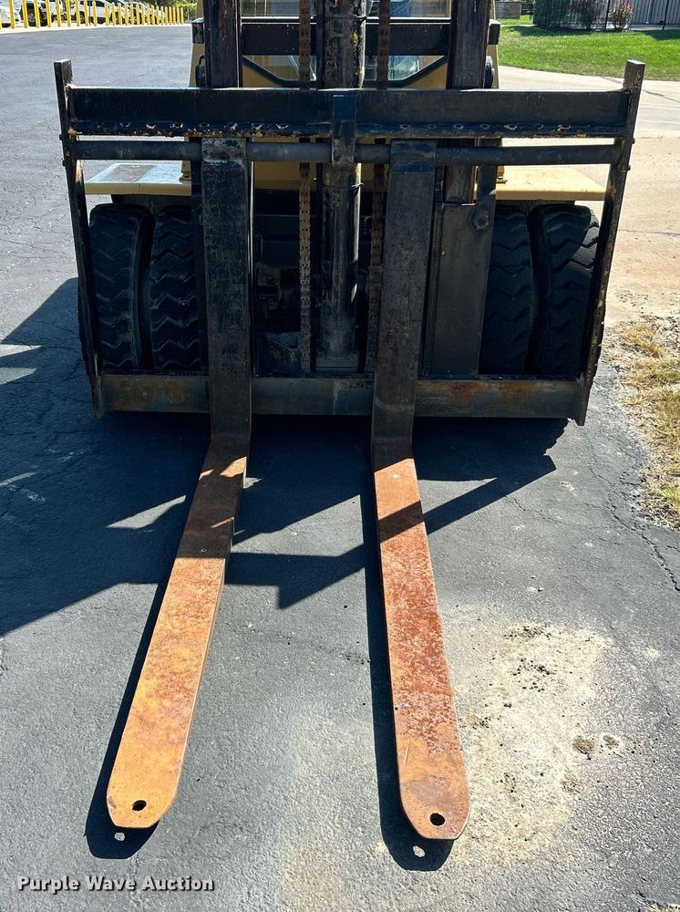 image for item EK3373 Clark forklift