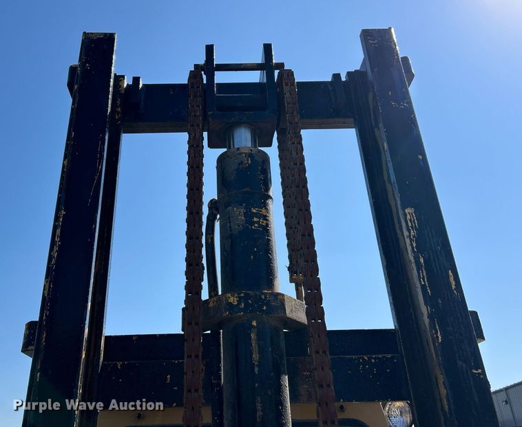 image for item EK3373 Clark forklift