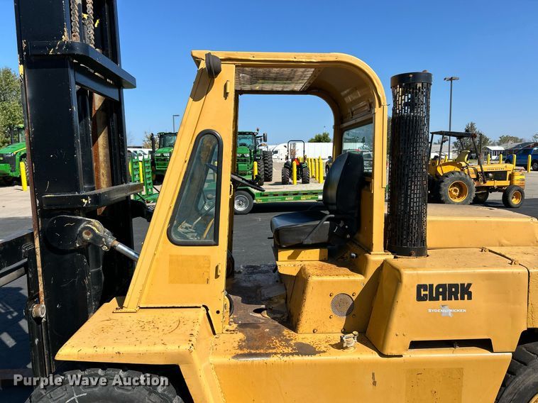 image for item EK3373 Clark forklift