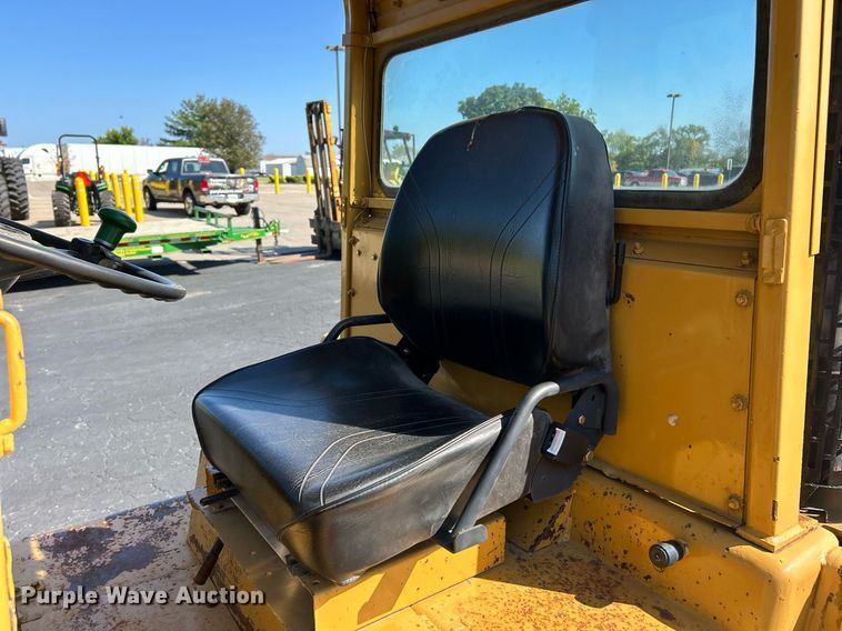 image for item EK3373 Clark forklift