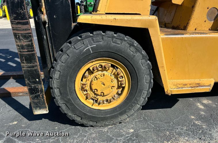 image for item EK3373 Clark forklift