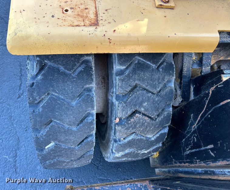 image for item EK3373 Clark forklift