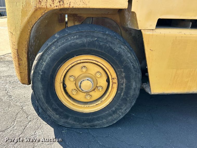 image for item EK3373 Clark forklift