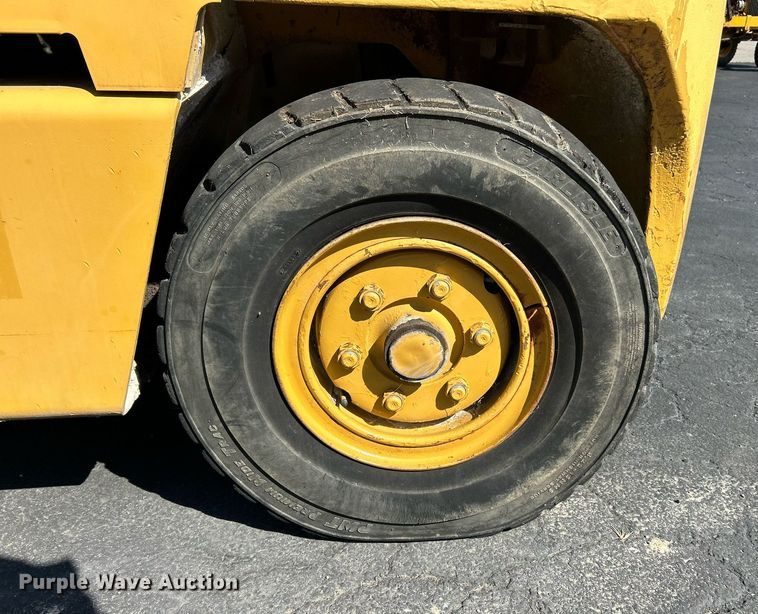 image for item EK3373 Clark forklift