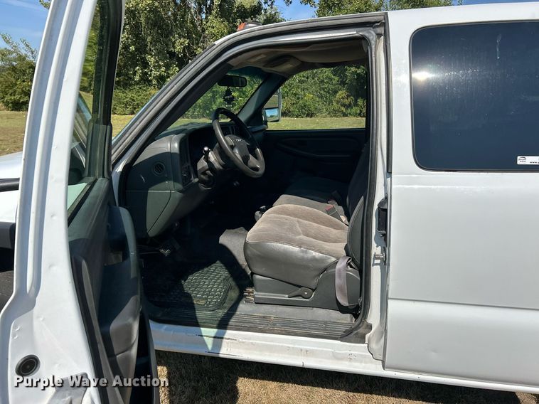 image for item EK3382 2006 GMC Sierra 3500 Ext. Cab utility bed pickup truck