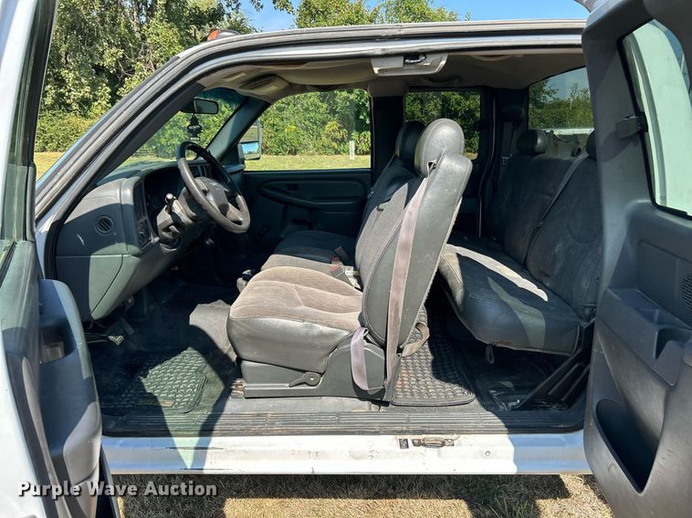 image for item EK3382 2006 GMC Sierra 3500 Ext. Cab utility bed pickup truck