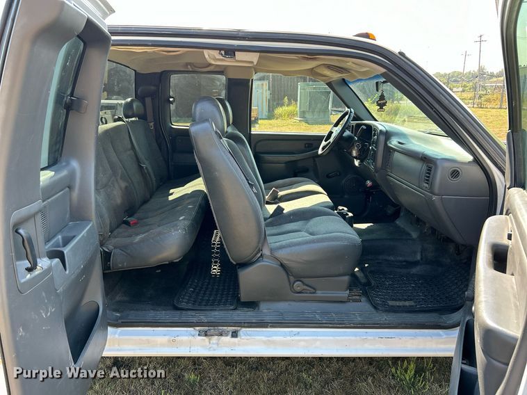 image for item EK3382 2006 GMC Sierra 3500 Ext. Cab utility bed pickup truck