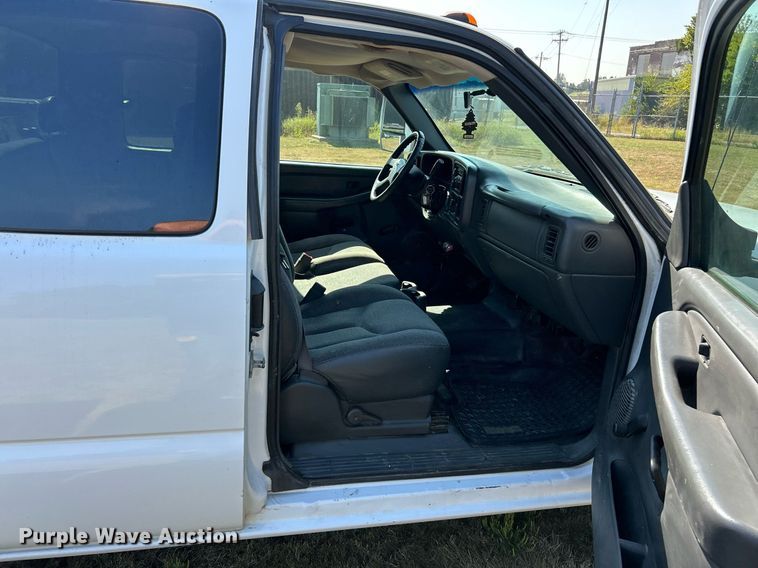 image for item EK3382 2006 GMC Sierra 3500 Ext. Cab utility bed pickup truck