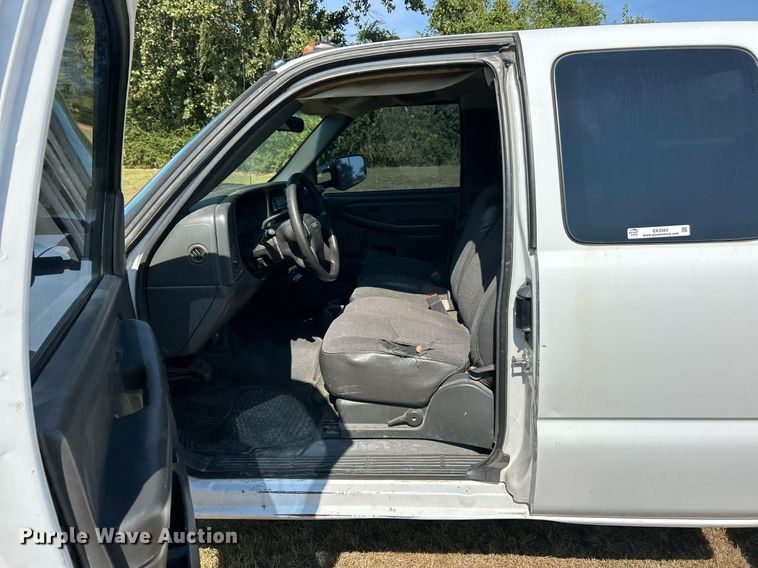 image for item EK3383 2006 GMC Sierra 3500 Ext. Cab utility bed pickup truck