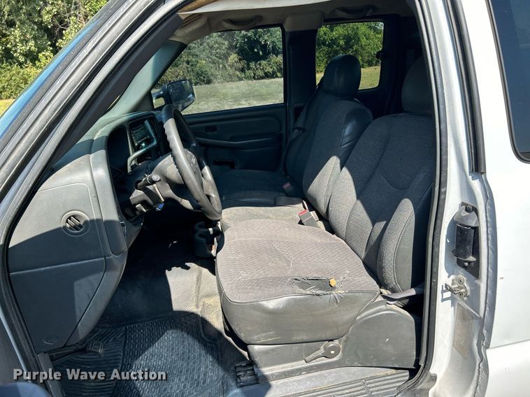 image for item EK3383 2006 GMC Sierra 3500 Ext. Cab utility bed pickup truck